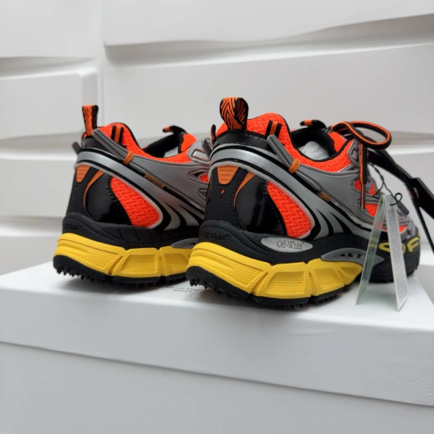 【off- white】P: 720💰Couple style👫, Size: 35-44 (Male 38.45.46 custom-made) High-quality version👊"Out of office" series original mold opening, original lasting, production process 1:1 original version ➰OFF GREY) OFF-WHITE Be Right Back Couple style👫Round toe lace-up arrow pattern low-top lifestyle casual shoes green. A running shoe called the "Be Right Back" sneaker. The design of this sneaker is inspired by Japanese sports aesthetics and craftsmanship, with running performance and principles at its core.